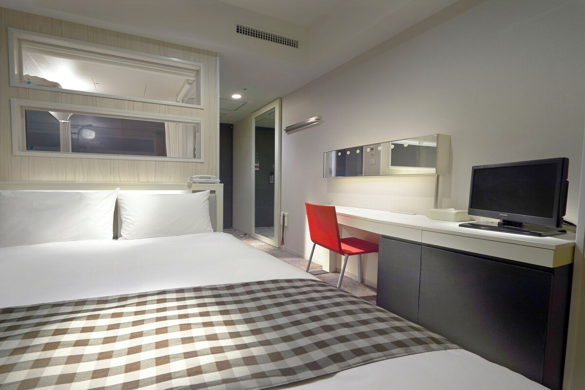 Desk, blackout curtains, free WiFi, bed sheets