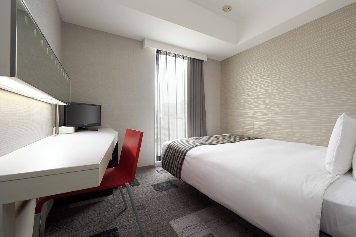 Desk, blackout curtains, free WiFi, bed sheets