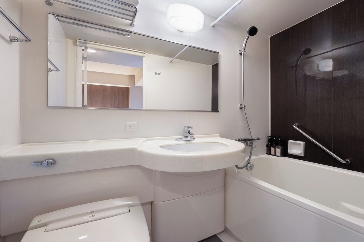 Combined shower/bathtub, hair dryer, slippers, towels