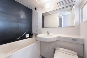 Chambre simple supérieure, non-fumeur, salle de bain privée | Salle de bain | Ensemble baignoire-douche, séchoir à cheveux, pantoufles