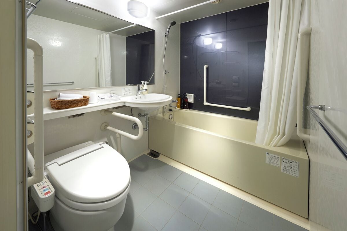 Economy Double Room, Mobility Accessible, Non Smoking | Bathroom