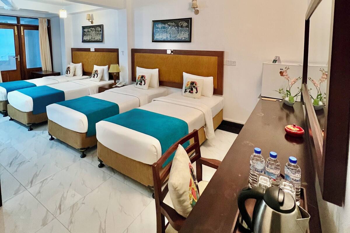 Standardværelse til 4 personer - flere senge | Pengeskab på værelset, strygejern/strygebræt, gratis Wi-Fi