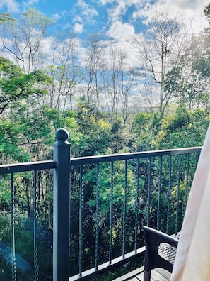 A balcony with a view of a forested area and a clear sky. - The Grand Hanthana (Kandy)