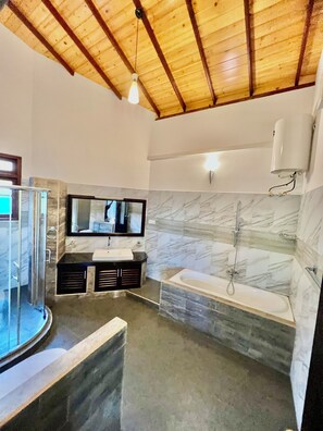 Bathroom - The Grand Hanthana (Kandy)