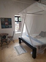 Decoración personalizada, muebles diferentes y wifi gratis 