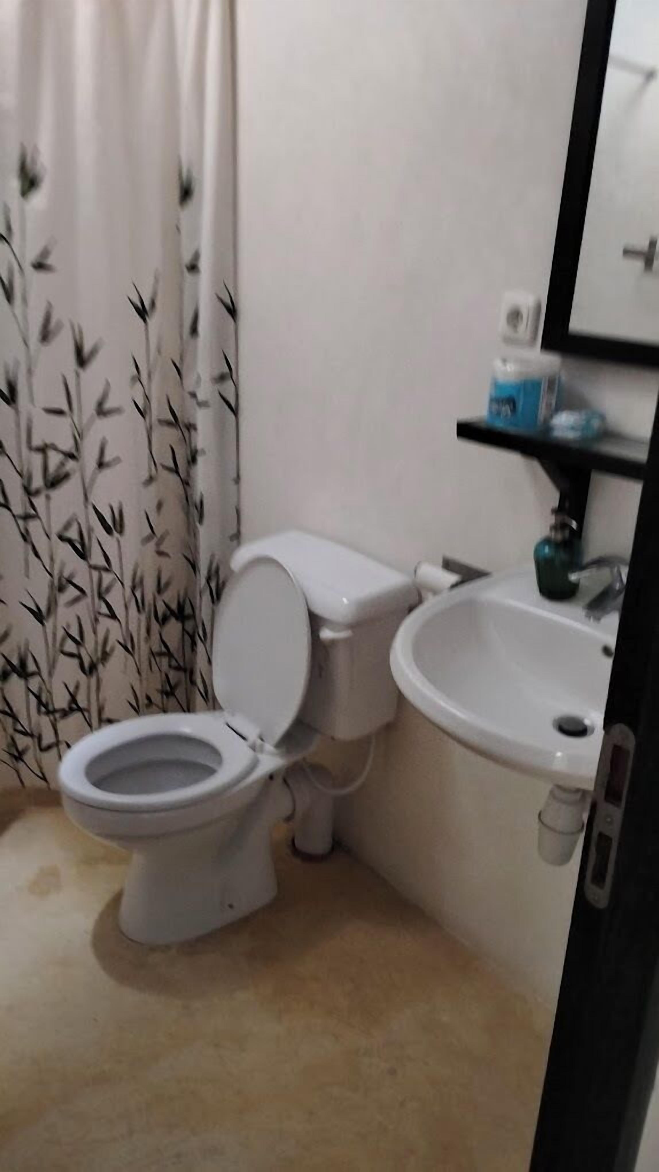 Un baño pequeño con inodoro y lavamanos.