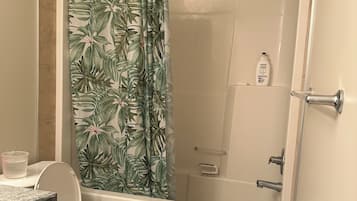 吹风机、毛巾、肥皂、卫生纸