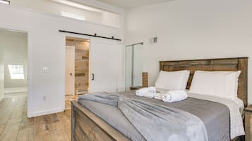 3 makuuhuonetta, silitysrauta/-lauta, vauvan matkasänky, internet