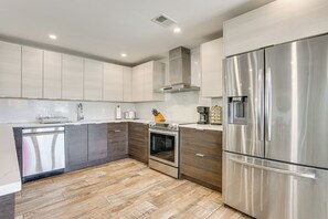 Kühlschrank, Mikrowelle, Herdplatte, Geschirrspüler