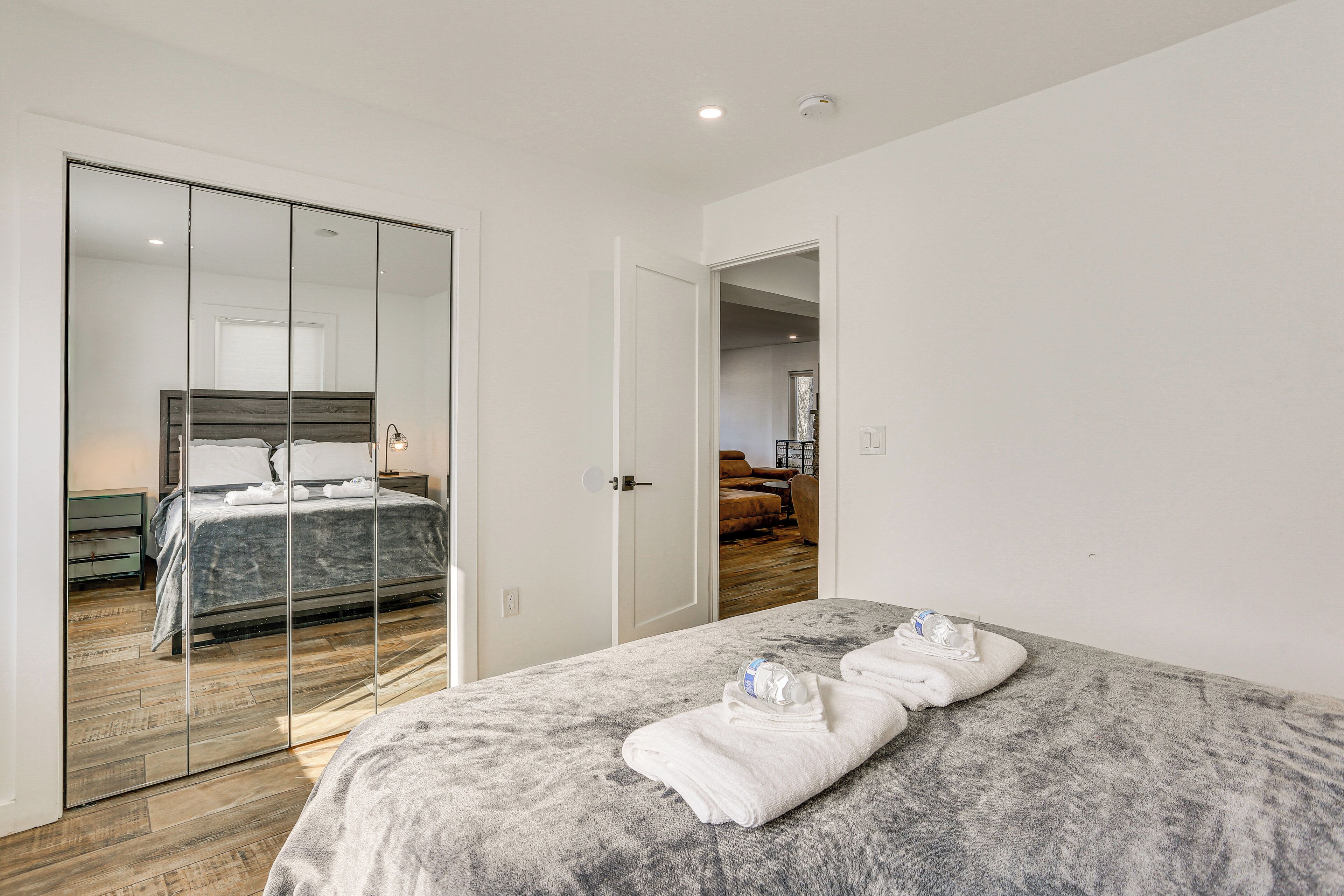 3 bedrooms, iron/ironing board, travel crib, internet