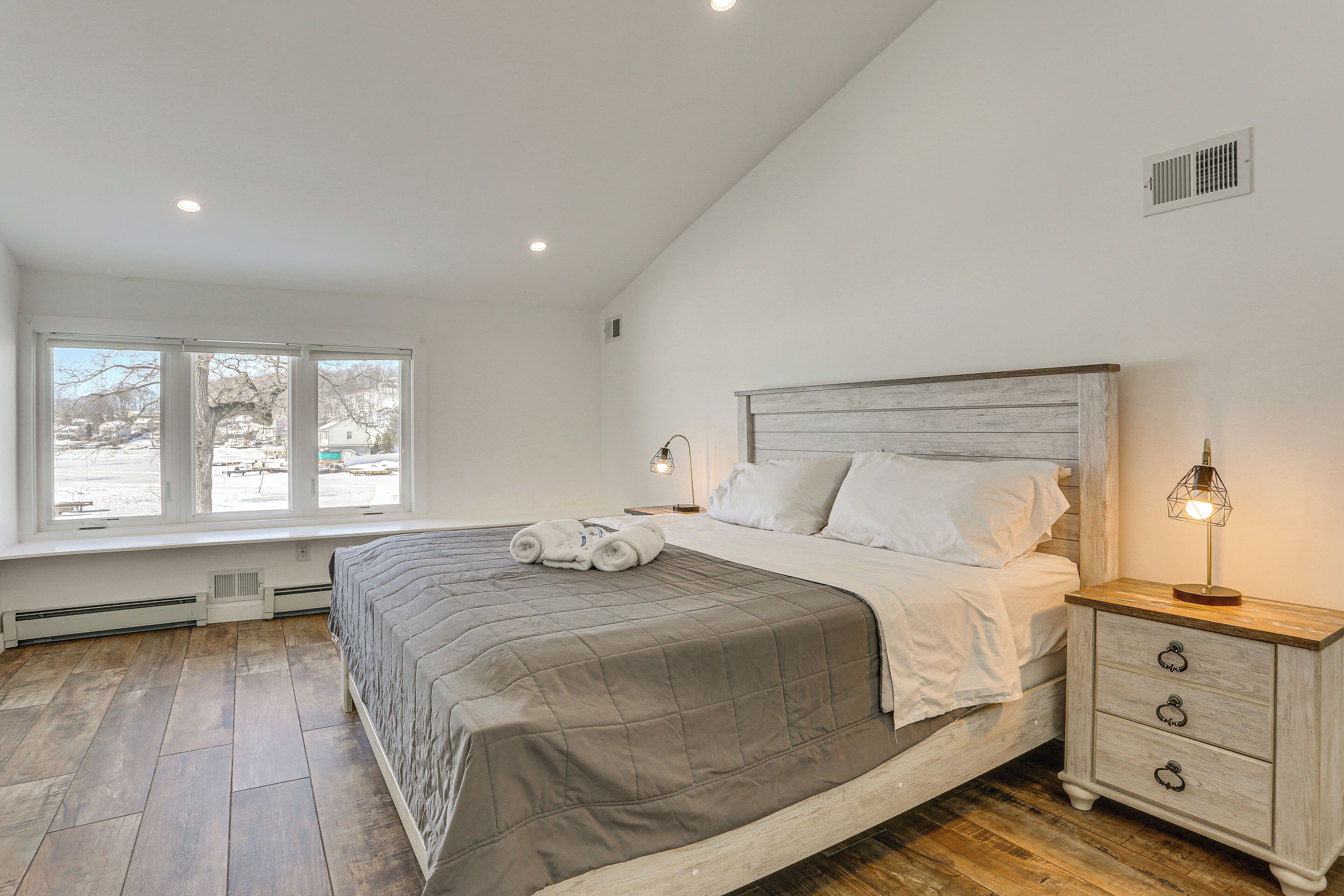 3 chambres, fer et planche à repasser, lit de bébé portatif