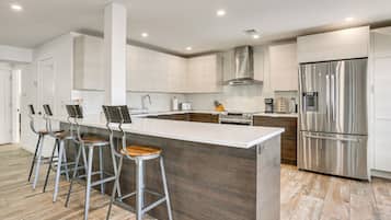 Réfrigérateur, four à micro-ondes, surface de cuisson, lave-vaisselle