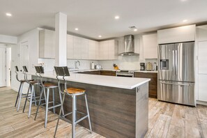 Jääkaappi, mikroaaltouuni, liesi, astianpesukone