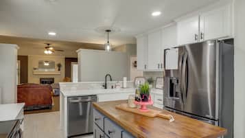 Kühlschrank, Mikrowelle, Herdplatte, Geschirrspüler