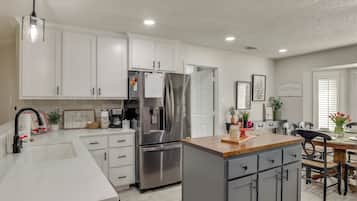 Kühlschrank, Mikrowelle, Herdplatte, Geschirrspüler