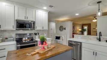 Kühlschrank, Mikrowelle, Herdplatte, Geschirrspüler