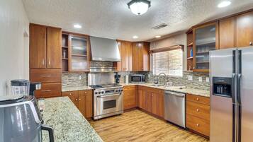 Een koelkast, een microgolfoven, een kookplaat, een vaatwasser