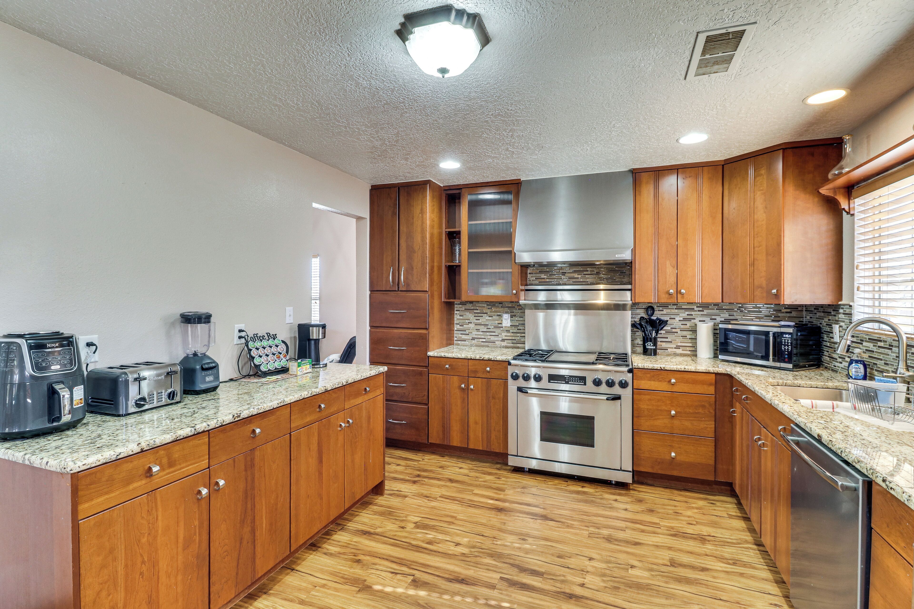 Fridge, microwave, stovetop, dishwasher