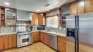 Réfrigérateur, micro-ondes, plaque de cuisson, lave-vaisselle