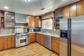 Fridge, microwave, stovetop, dishwasher - Quiet Stay in Convenient Rio Rancho Community! (Rio Rancho)