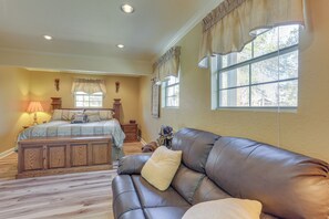 3 bedrooms, Internet, bed sheets - Lake Days on Sam Rayburn! Wooded Retreat w/ Yard (Broaddus)