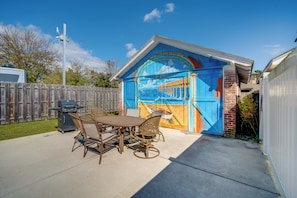 Outdoor dining - 2 Blocks to Beach & Boardwalk: Ventnor City Escape (Ventnor City)