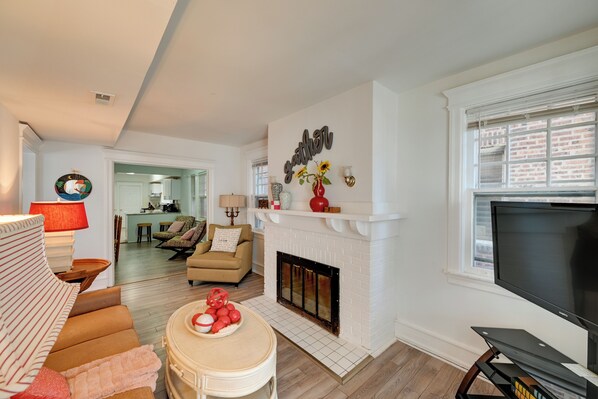 Living area - 2 Blocks to Beach & Boardwalk: Ventnor City Escape (Ventnor City)