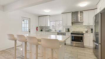 Réfrigérateur, micro-ondes, plaque de cuisson, lave-vaisselle