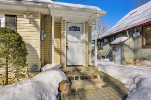 Exterior detail - Game Room & Hot Tub: Family Gem on Lake Hopatcong (Lake Hopatcong)