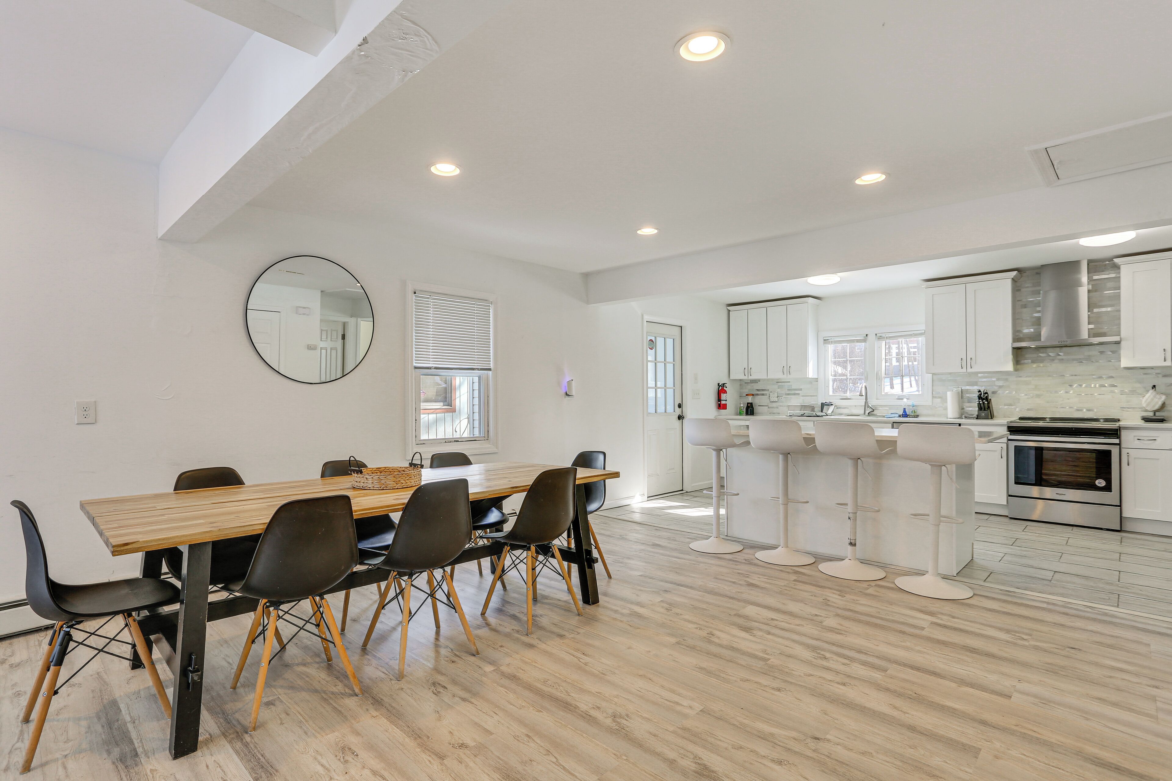 Réfrigérateur, four à micro-ondes, surface de cuisson, lave-vaisselle