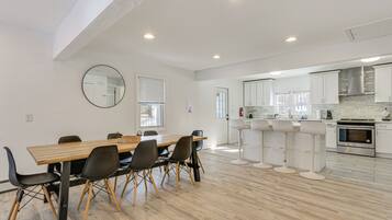 Réfrigérateur, four à micro-ondes, surface de cuisson, lave-vaisselle