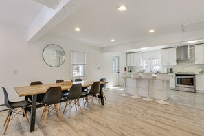 Jääkaappi, mikroaaltouuni, liesi, astianpesukone