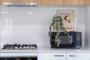 Microwave, oven, stovetop, dishwasher - 4BR Warm & Relaxing Ripley Escape - Inspire Haven (Ripley)