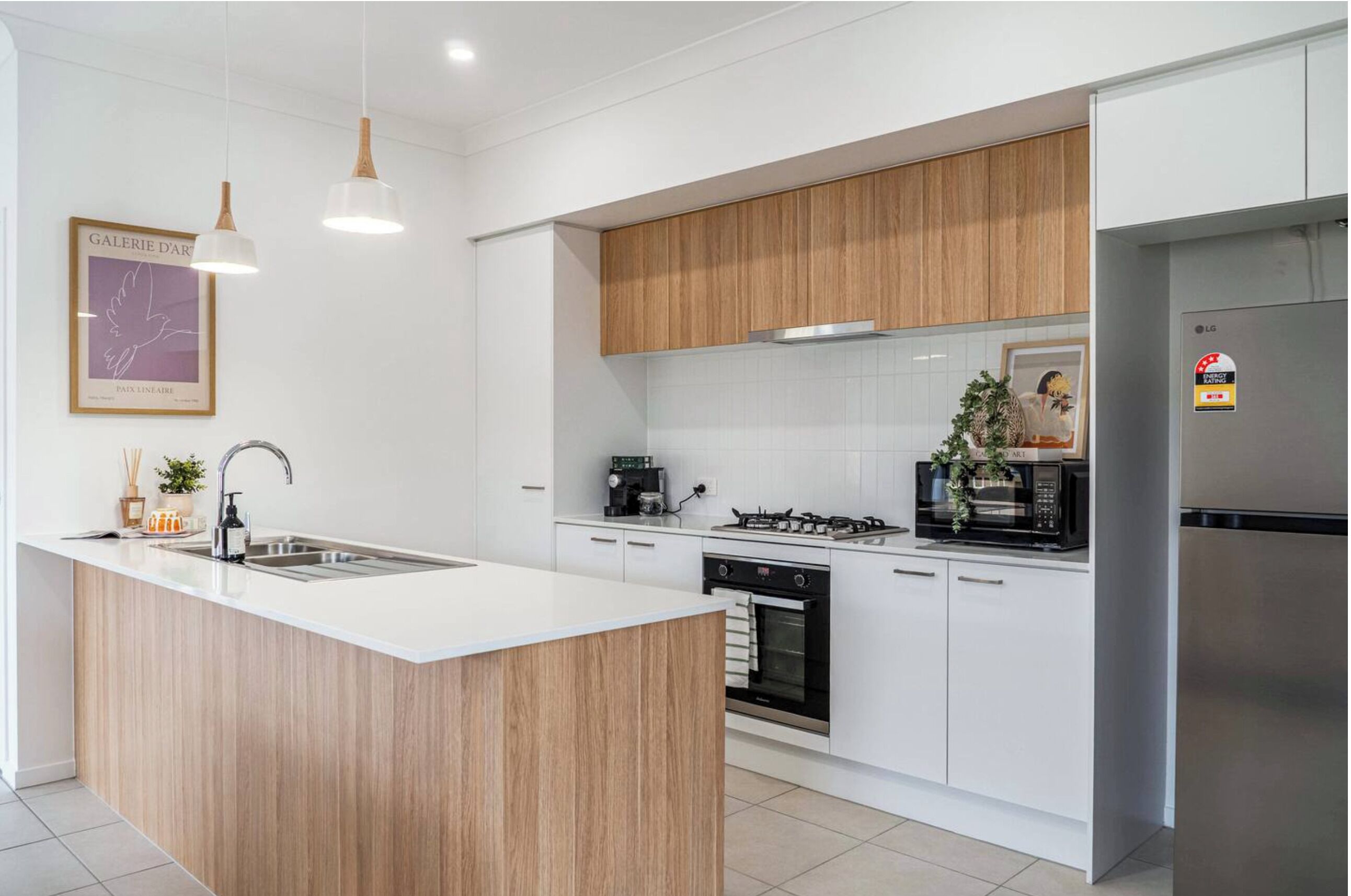 Een magnetron, een oven, een kookplaat, een vaatwasser