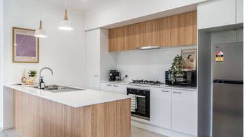 Een magnetron, een oven, een kookplaat, een vaatwasser