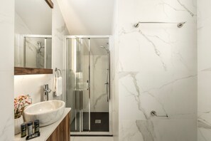 Shower, hair dryer, towels - Protaras Sol e Mar Villa 2 (Protaras)