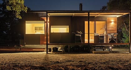 Off Grid Tiny Home : City Escape, Unwind & Reconnect with Nature