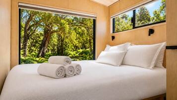 1 bedroom, bed sheets