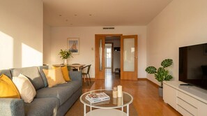 TV - Can Pei Apartment – 20 min walk to the beaches and 10 min by bike (Sitges)
