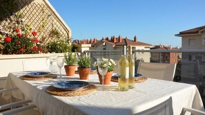 Outdoor dining - Can Pei Apartment – 20 min walk to the beaches and 10 min by bike (Sitges)