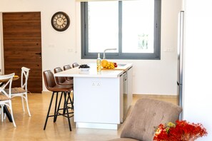 Microwave, dishwasher, coffee/tea maker, cookware/dishes/utensils - Protaras Sol e Mar Villa 1 (Paralimni)