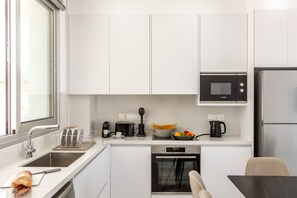 Mikrowelle, Geschirrspüler, Wasserkocher mit Kaffee-/Teezubehör