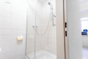 Basic-Apartment | Badezimmer | Dusche, kostenlose Toilettenartikel, Haartrockner, Handtücher