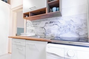 Basic-Apartment | Eigene Küche | Kühlschrank, Mikrowelle, Herdplatte, Kochgeschirr/Geschirr/Besteck