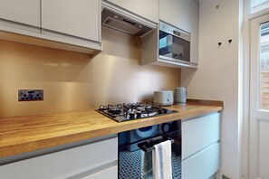 Kühlschrank, Mikrowelle, Ofen, Herdplatte
