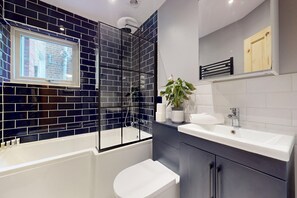 Sèche-cheveux, serviettes fournies, shampoing, papier toilette