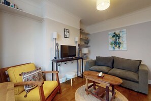 Smart TV, books - Chic 2-Bed London Flat with Garden Near Leyton Station (London)
