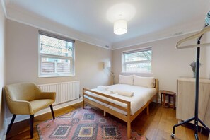 2 bedrooms, iron/ironing board, free WiFi, bed sheets - Chic 2-Bed London Flat with Garden Near Leyton Station (London)