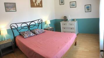 Iron/ironing board, WiFi, bed sheets