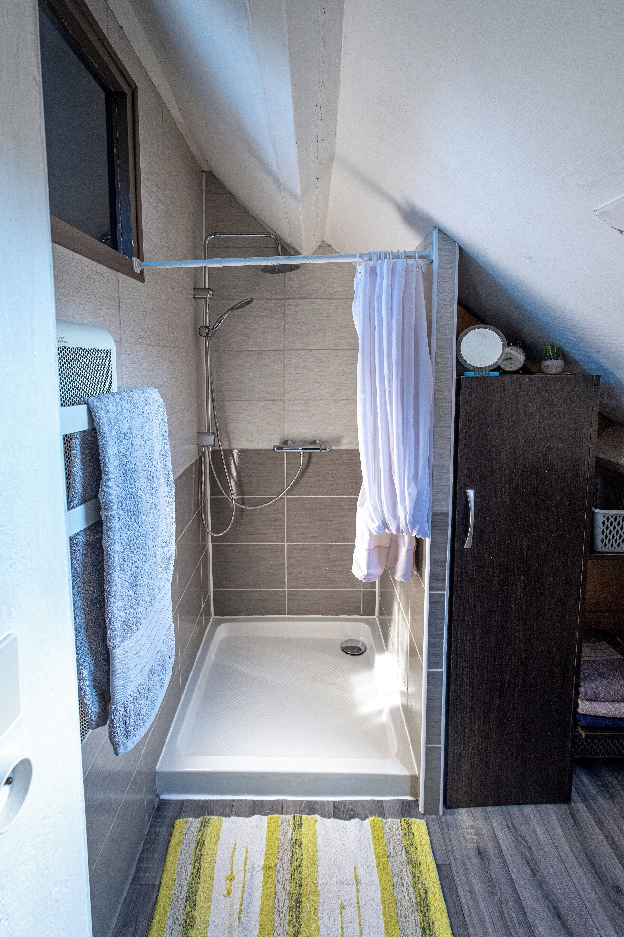Een douche, een haardroger, handdoeken, zeep